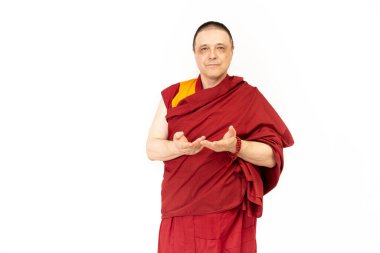 Beyaz arka planda kırmızı giysili bir Tibetli keşişin hademesi.