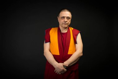 Ayin için kırmızı kesa cüppeli bir Budist rahibin portresi.