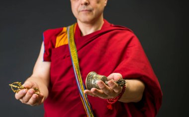 Tibetli keşiş vajra ve dharma çan ayinleri ile