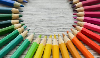 Ahşap bir arka planda yer alan kalem çemberi