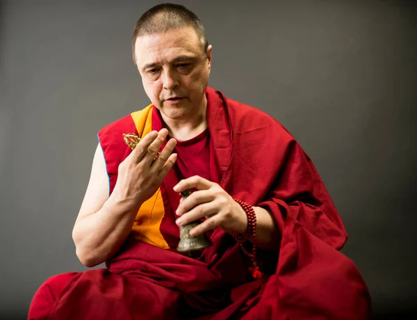 Tibetisch Buddhistischer Mönchslehrer Weinroten Anzug — Stockfoto