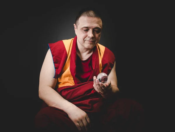 Buddhistický Mnich Drží Ruce Skleněnou Kouli — Stock fotografie
