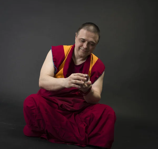 Boeddhistische Monnik Met Een Glazen Bal Zijn Hand — Stockfoto