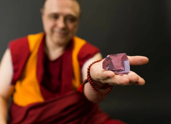 Buddhistischer Mönch Roter Kesa Mit Einem Kristall Aus Glas Der — Stockfoto