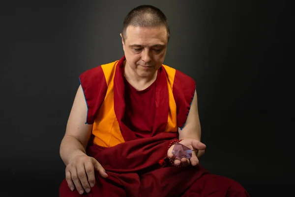 Monje Budista Kesa Roja Sosteniendo Cristal Vidrio Mano —  Fotos de Stock