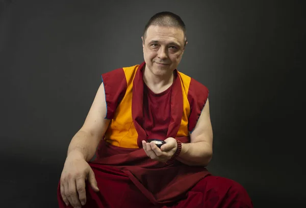 Buddhistisk Munk Som Håller Ett Ljus Med Ljusstake Handen — Stockfoto