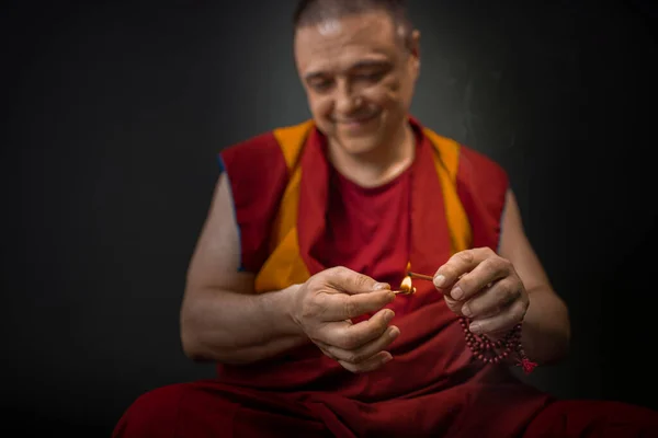 Buddhistischer Mönch Hält Eine Kerze Und Zündet Ein Räucherstäbchen — Stockfoto