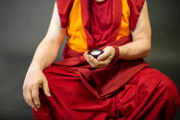 Буддийский Монах Держит Свечу Подсвечником Руке — стоковое фото
