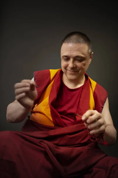 Boeddhistische Monnik Houdt Een Kaars Vast Steekt Een Wierookstokje Aan — Stockfoto