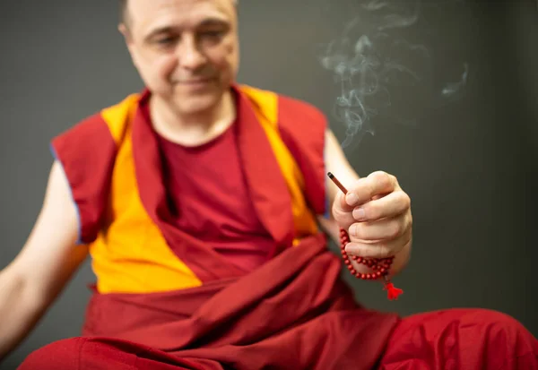 Buddhistischer Mönch Mit Einem Räucherstäbchen Der Hand — Stockfoto
