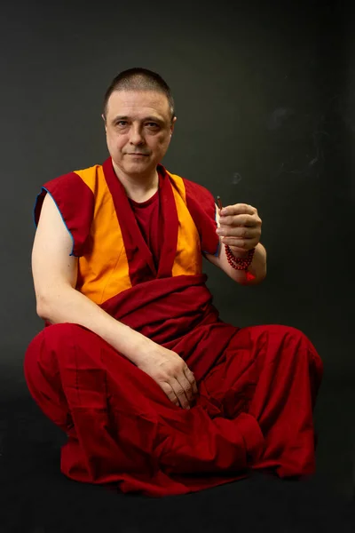 Buddhistisk Munk Som Håller Rökelse Handen — Stockfoto