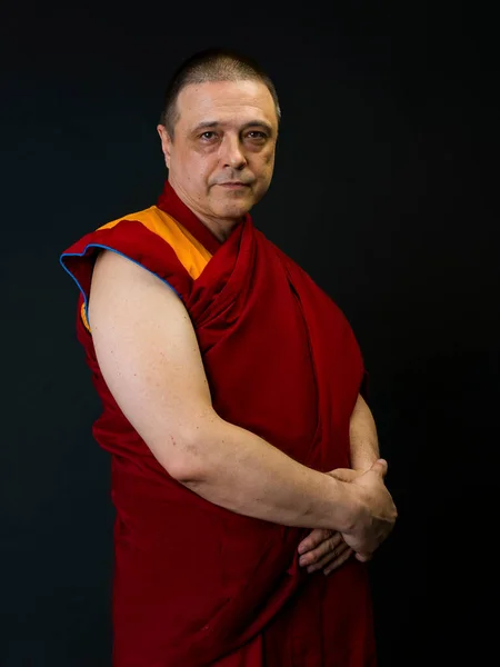 Tibetansk Buddistisk Munklärare Vinröd Gul Dräkt — Stockfoto