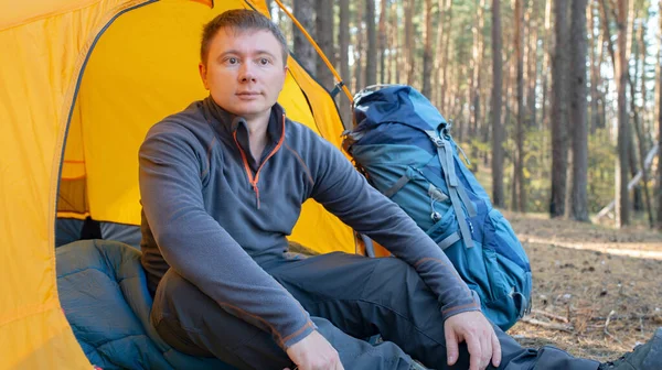 Kerl Sitzt Neben Dem Zelt Wald — Stockfoto