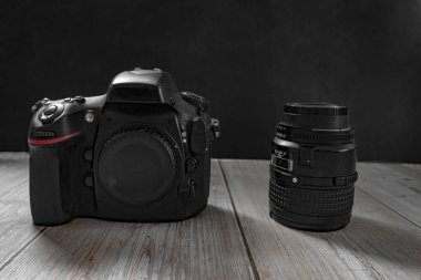 Siyah arkaplanda lensli dslr kamera