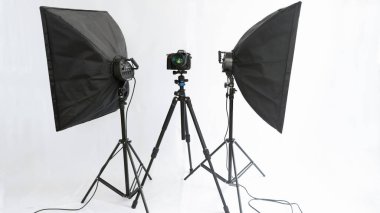 DSR kamera tripod üzerinde iki yumuşak kutu wirt. Stüdyo çekim için hazır.
