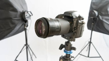 DSR kamera tripod üzerinde iki yumuşak kutu wirt. Stüdyo çekim için hazır.