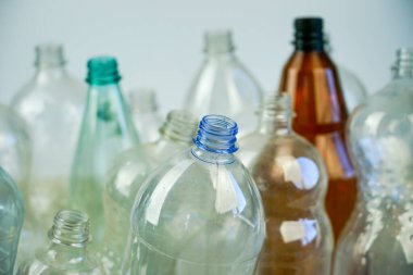 Su için plastik şişeler ve beyaz plastik bir kutuda içecekler.