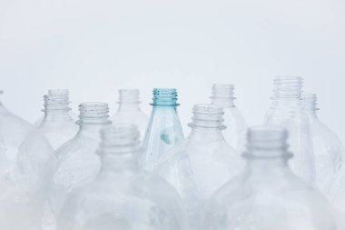 Beyaz arka planda bir kutuda plastik şişeler.