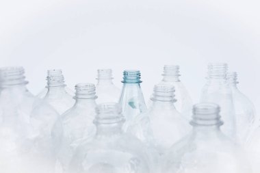 Beyaz arka planda bir kutuda plastik şişeler.
