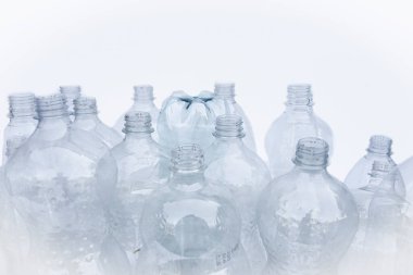 Beyaz arka planda bir kutuda plastik şişeler.