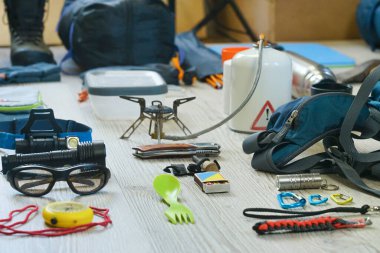 Turizm, seyahat ve yürüyüş için eşyalar ve aksesuarlar.