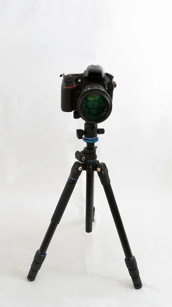 三脚にドルカメラ2つの柔らかいボックスを配線します 撮影スタジオセット — ストック写真