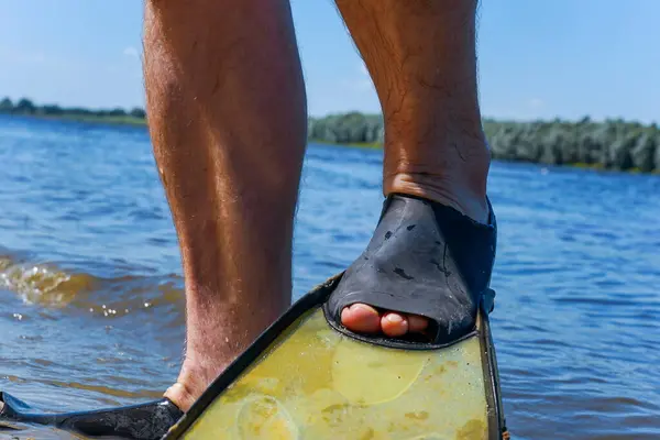 Pattes Dans Les Nageoires Sur Rivière Près Eau — Photo