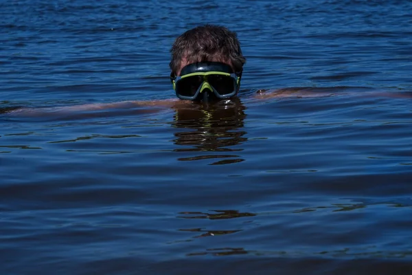 Een Man Met Een Duikmasker Duikt Uit Het Water — Stockfoto