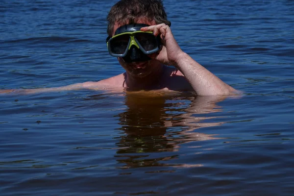 Ein Mann Mit Tauchermaske Taucht Aus Dem Wasser — Stockfoto