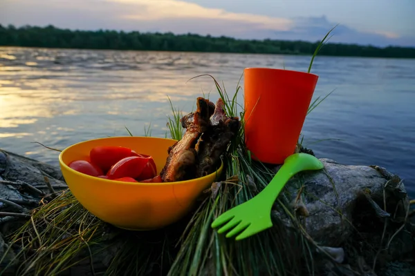 Gegrilltes Fleischsteak Liegt Einem Teller Mit Gemüse Ufer Des Flusses — Stockfoto