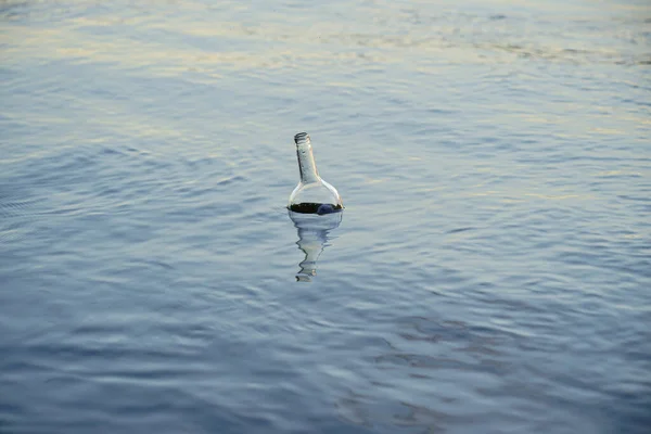 ガラス瓶は水に浮く漂流物 — ストック写真