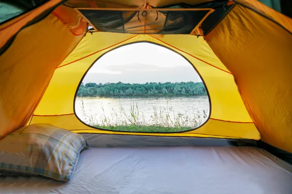 Aan Oevers Van Rivier Staat Een Tent Met Een Open — Stockfoto