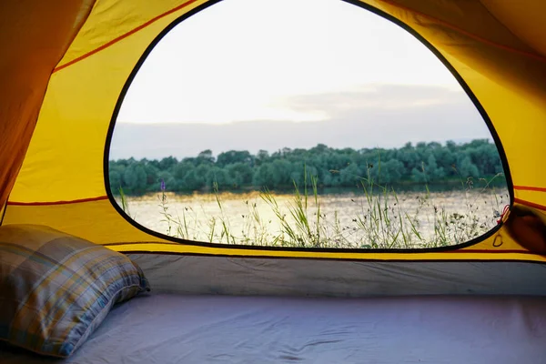 Une Tente Avec Une Fenêtre Ouverte Dresse Sur Les Rives — Photo