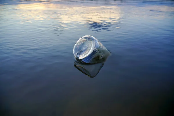 ガラス瓶は水に浮く漂流物 — ストック写真