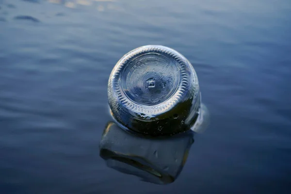 ガラス瓶は水に浮く漂流物 — ストック写真