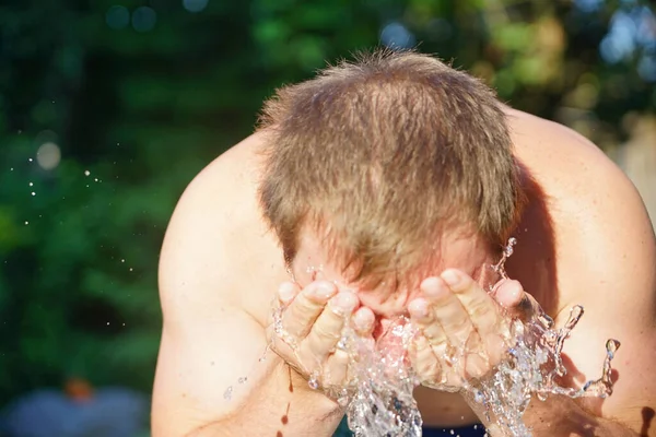 Adam Bahçede Soğuk Suyla Yıkanıyor — Stok fotoğraf