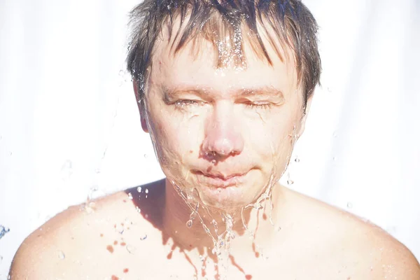 Killen Tvättar Ansiktet Med Vatten Droppar Flyga Olika Riktningar Vit — Stockfoto