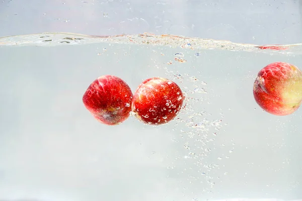 Nektariner Äpplen Faller Vattnet Med Bubblor — Stockfoto