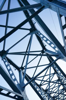 Demiryolu köprüsünün üst kısmının metal yapısı