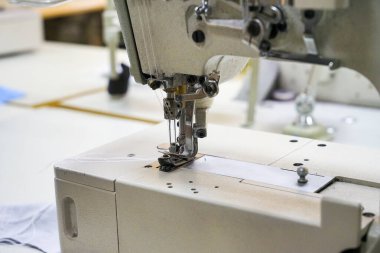 İğne yakın plan fabrika dikiş makinesi.