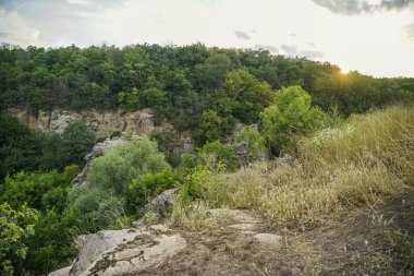 Tarlaların arasında nehir olan bir kanyon.