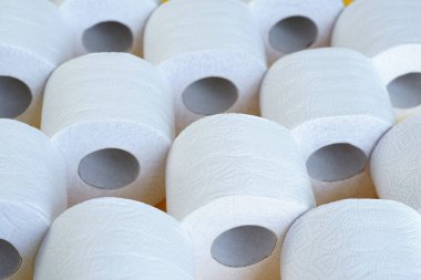 Tuvalet kağıdı ruloları üst üste duruyor..