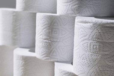 Tuvalet kağıdı ruloları üst üste duruyor..