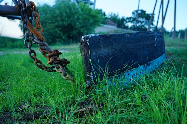 Eski ahşap tekne yerde yatıyor.