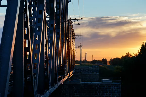 Puente Ferroviario Sobre Río Por Noche Atardecer —  Fotos de Stock