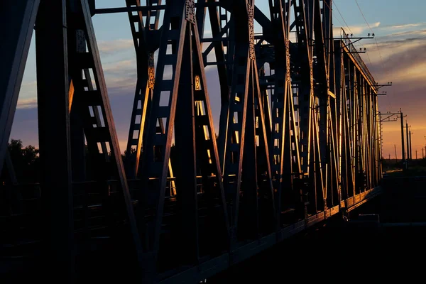 Puente Ferroviario Sobre Río Por Noche Atardecer —  Fotos de Stock