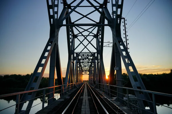 Eisenbahnbrücke Über Den Fluss Abend Bei Sonnenuntergang — Stockfoto