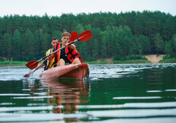 Deux Gars Kayak Rouge Sur Rivière Gilets Sauvetage — Photo