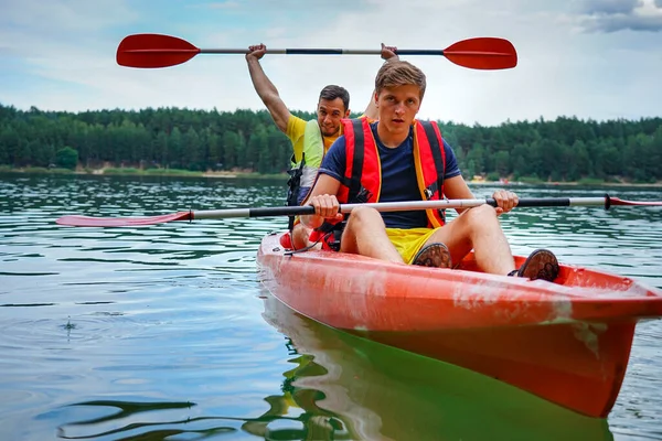 Deux Gars Kayak Rouge Sur Rivière Gilets Sauvetage — Photo