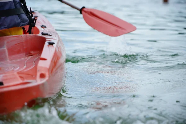 Czerwony Kajak Pływa Wodzie Widok Tyłu — Zdjęcie stockowe